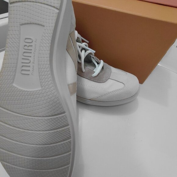 Women's Sneakers by Munro size 8 - Picture 5 of 11
